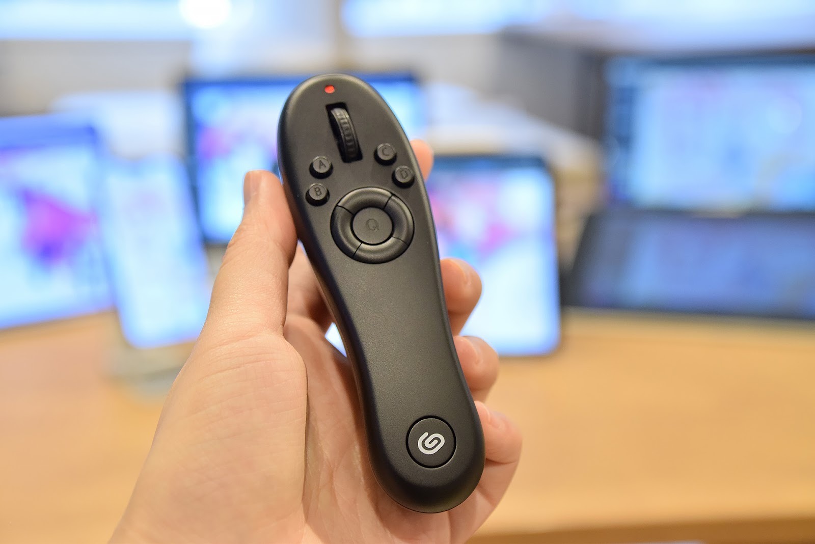 クリスタの定番左手デバイスがiPadOSに対応し更に使いやすく―「CLIP